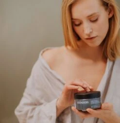 STENDERS Black Mud & Charcoal -Kérastase Boutique stenders black mud charcoal gelee exfoliante cheveux et cuir chevelu 2