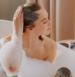 STENDERS Black Mud & Charcoal -Kérastase Boutique stenders black mud charcoal gelee exfoliante cheveux et cuir chevelu 3